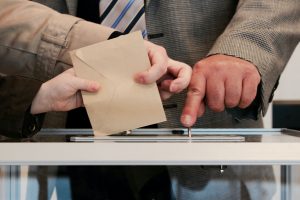 Un ciudadano depositando su voto.
