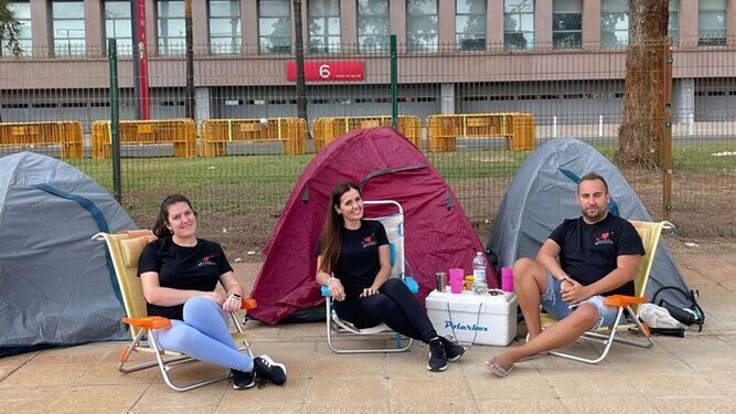 Los fans acampando en las inediaciones de la Cartuja de Sevilla para ver a Manuel Carrasco.