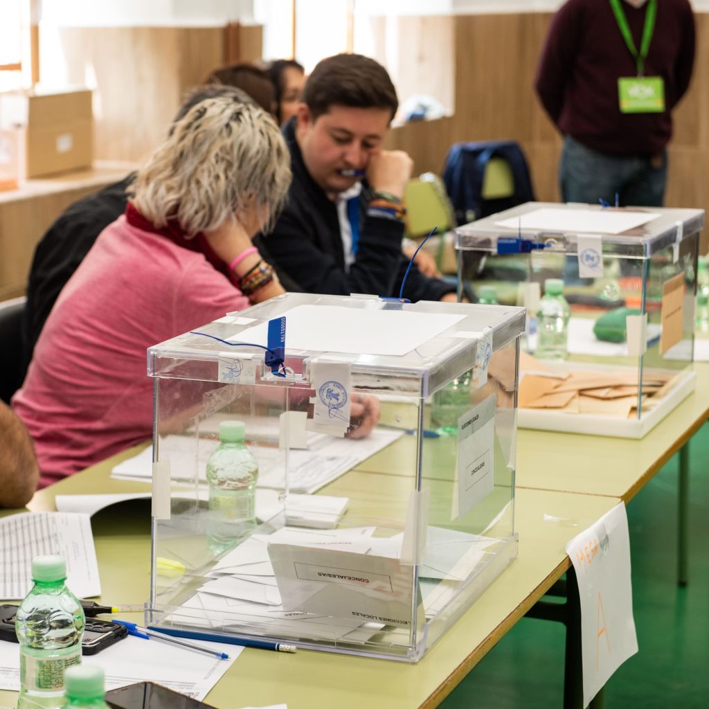 Presidenta y vocales hablando en la mesa electoral de las elecciones autonómicas.