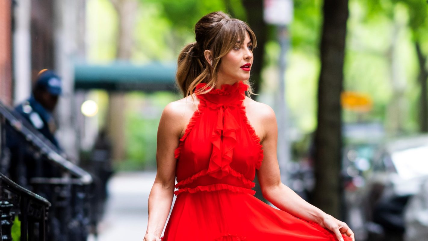 Una chica luciendo un precioso vestido rojo.