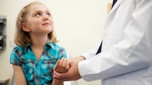 Niños solos en el médico
