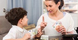 Madre dándole dinero a un niño