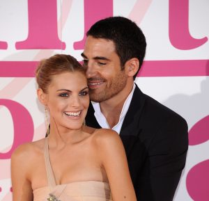 Amaia Montero y Miguel Ángel Silvestre abrazándose en la presentación de 'Sin tetas no hay paraíso'.