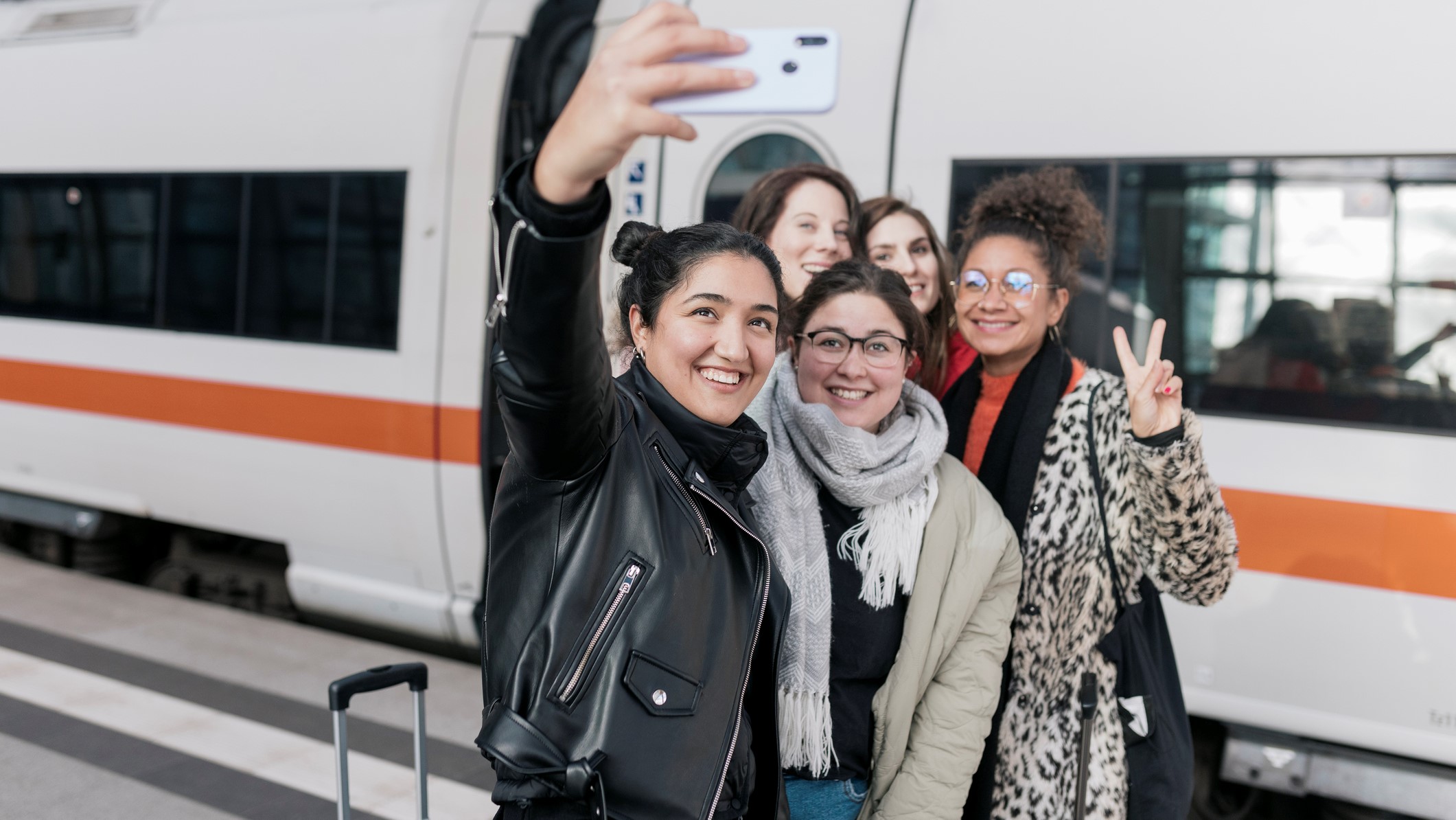 Un grupo de jóvenes haciéndose una foto antes de subir al tren.