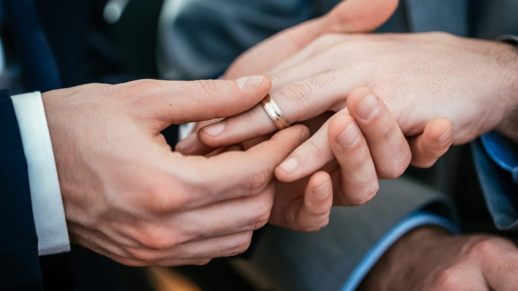 Dos personas contrayendo matrimonio.