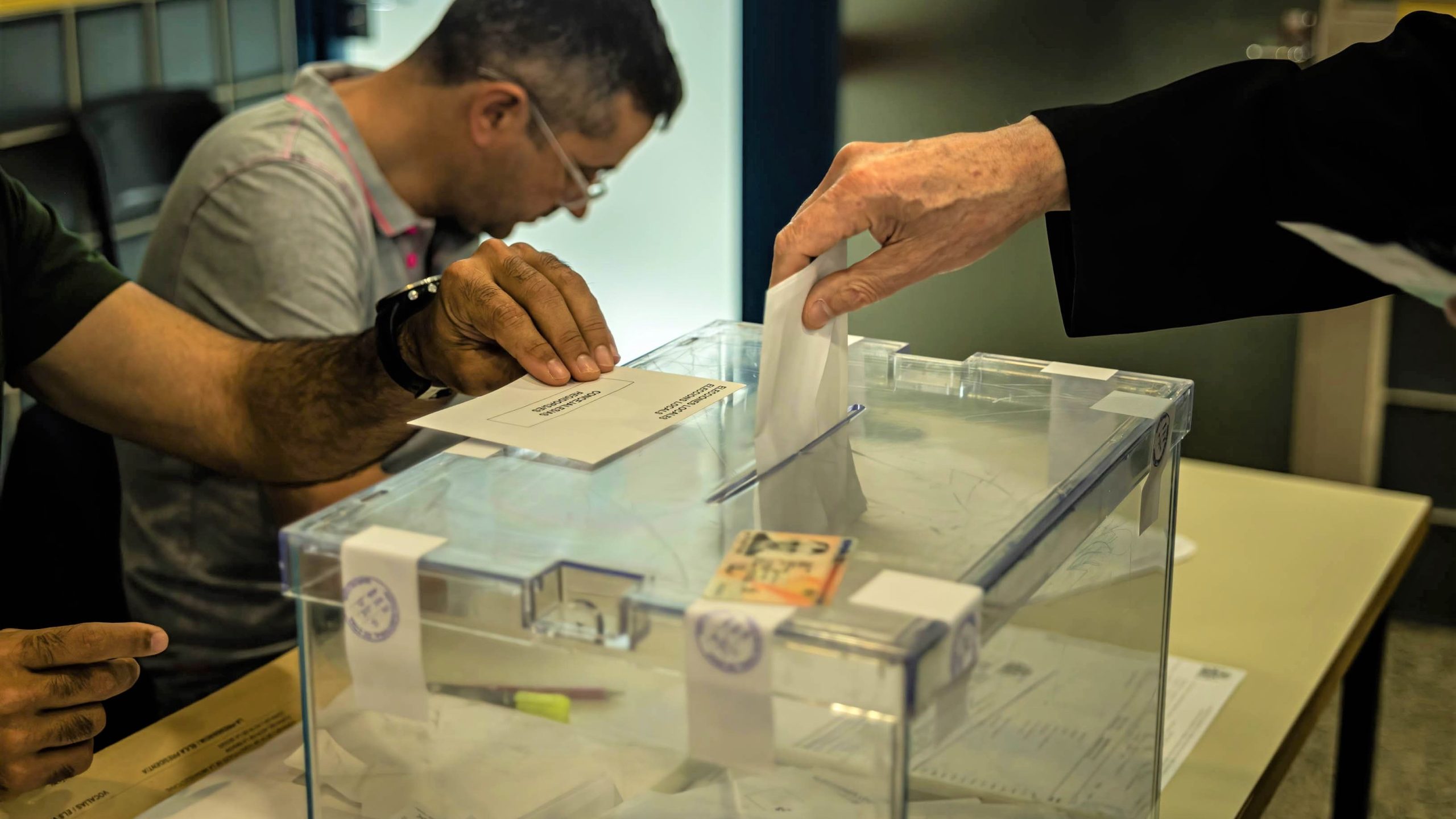 Un ciudadano depositando su voto en la urna electoral.