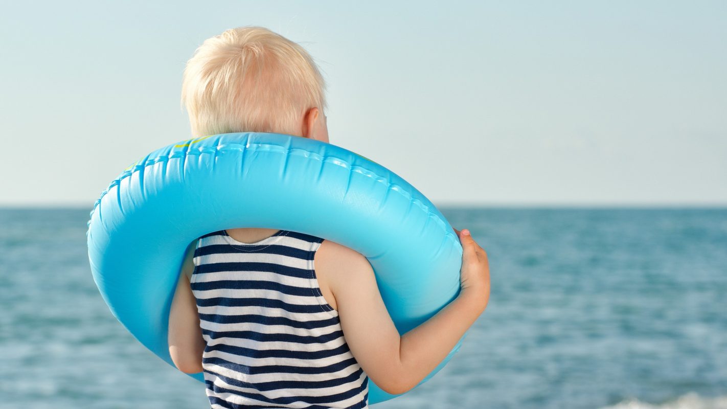 Un niño con un flotador antes de meterse en el agua