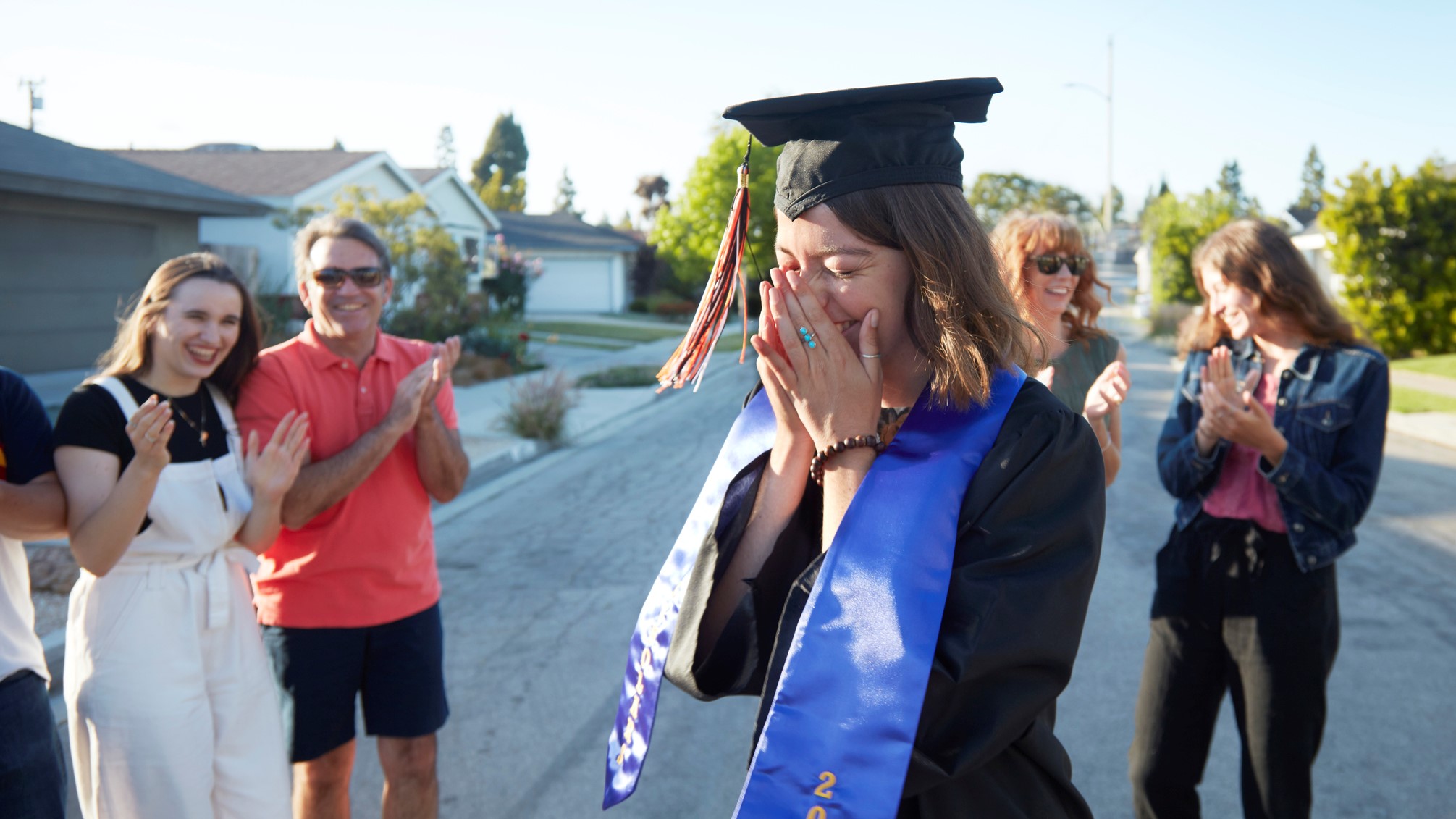Una estudiante emocionada tras graduarse.