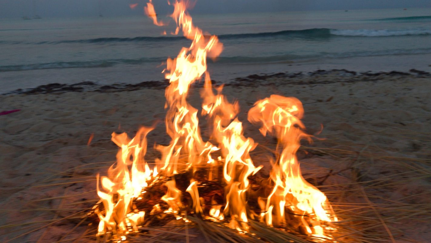 Una hoguera en la playa en la noche de San Juan.