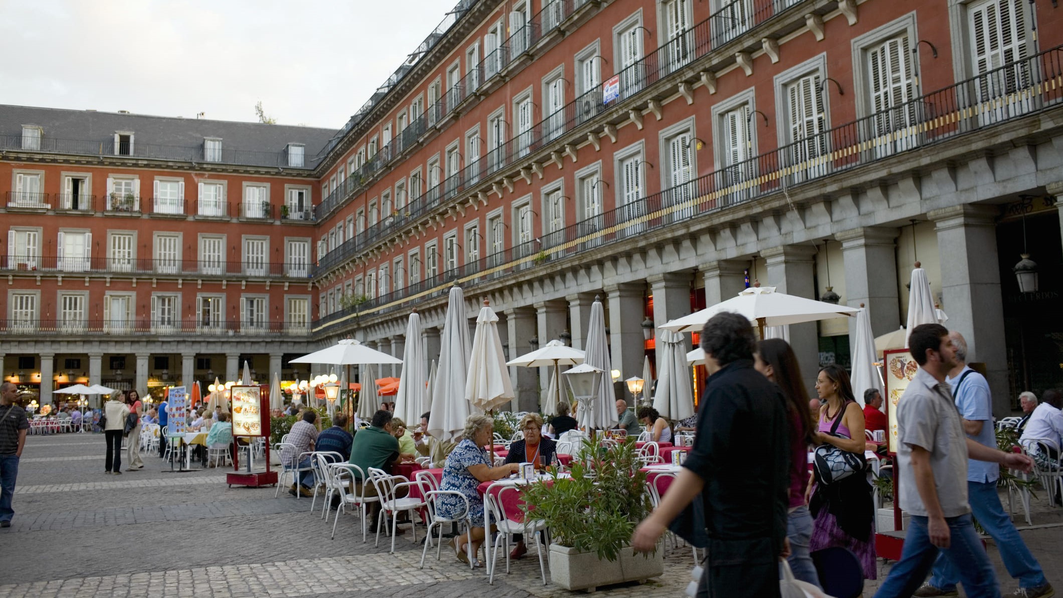 Varias personas tomando un refresco en las terrazas de la plaza Mayor de Madrid.