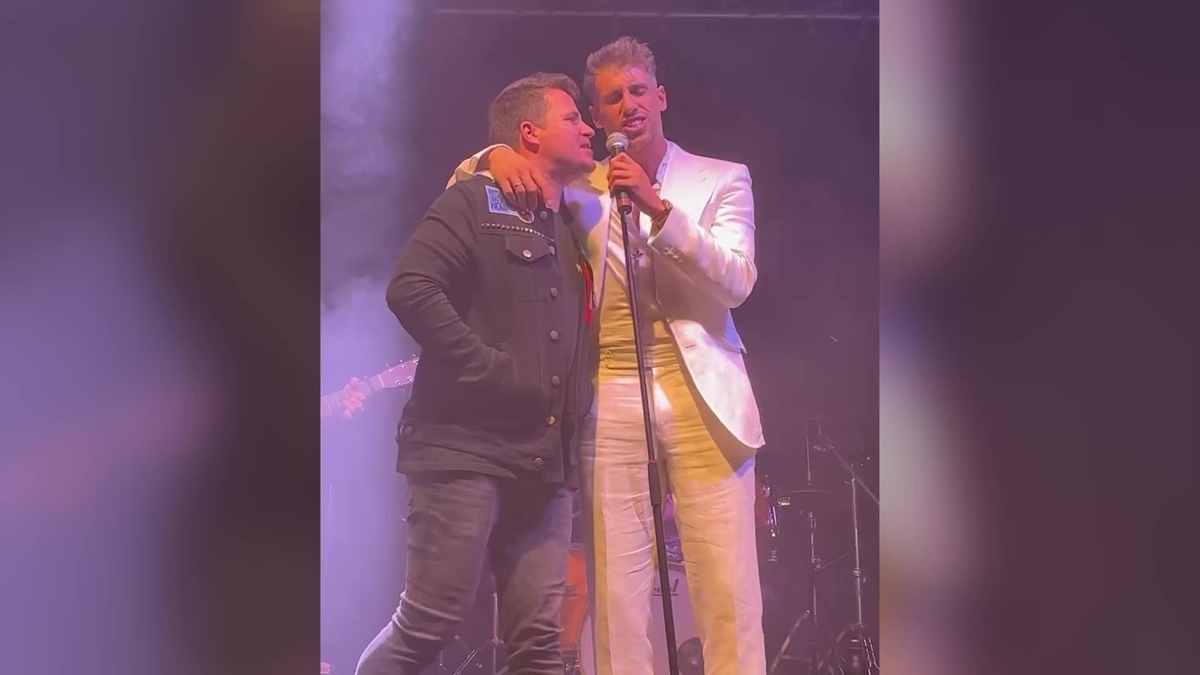 Dani Martin cantando en la boda de Javi Fernández