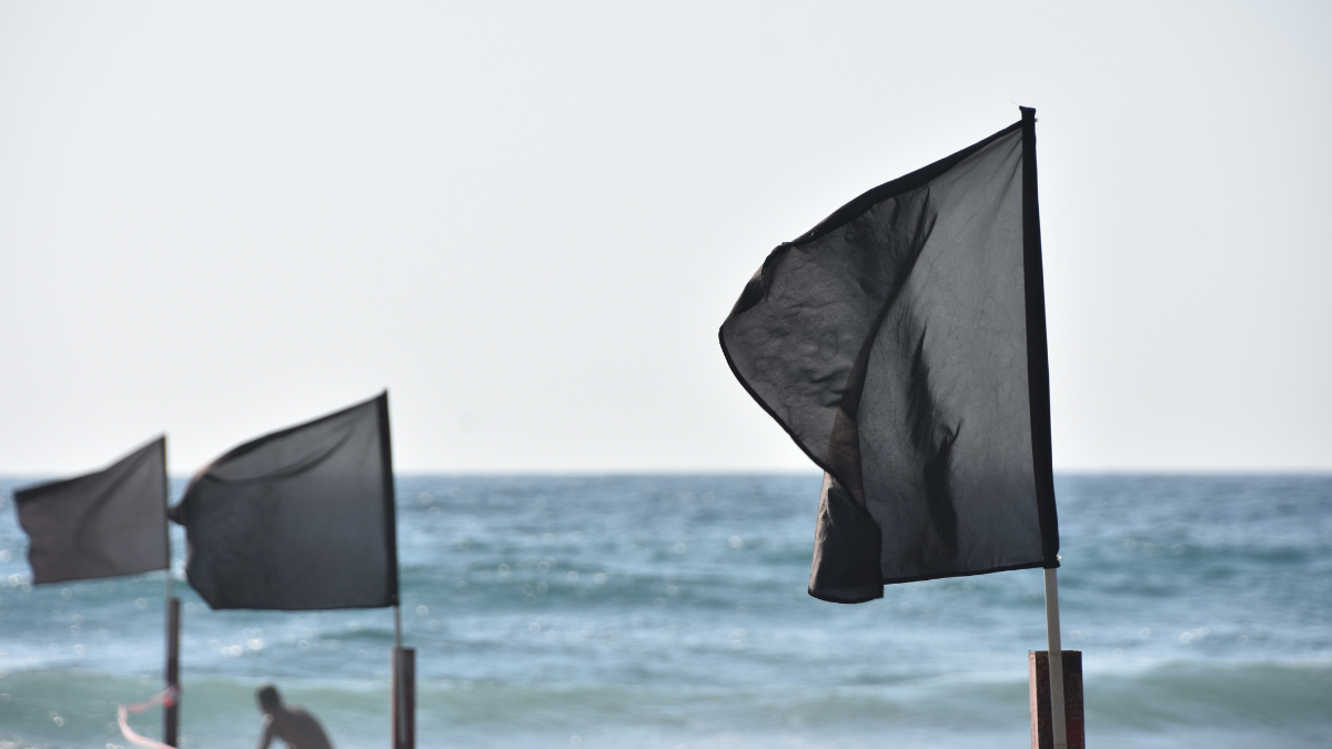 bandera negra playa