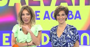 María Patiño y Adela González hablando desde el plató de Sálvame.