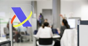 Oficina de la agencia tributaria en España atendiendo dudas de los tributantes acerca de su último empleo para la renta.