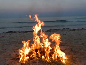 Una hoguera en la playa en la noche de San Juan.