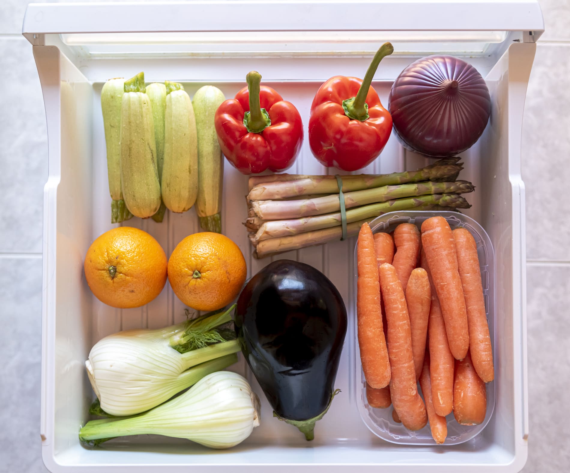 Frutas y verduras almacenadas en el cajón de la nevera.