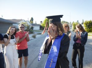 Una alumna emocionada tras graduarse.