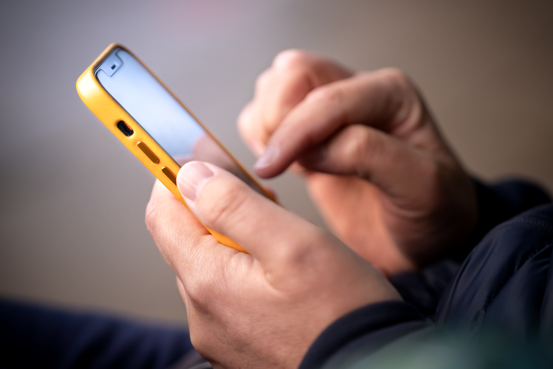 Un usuario recibiendo una llamada comercial en su móvil