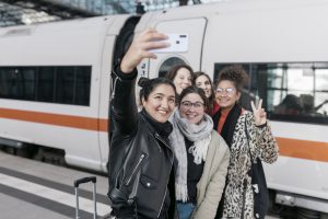 Un grupo de jóvenes haciéndose una foto antes de subir al tren.