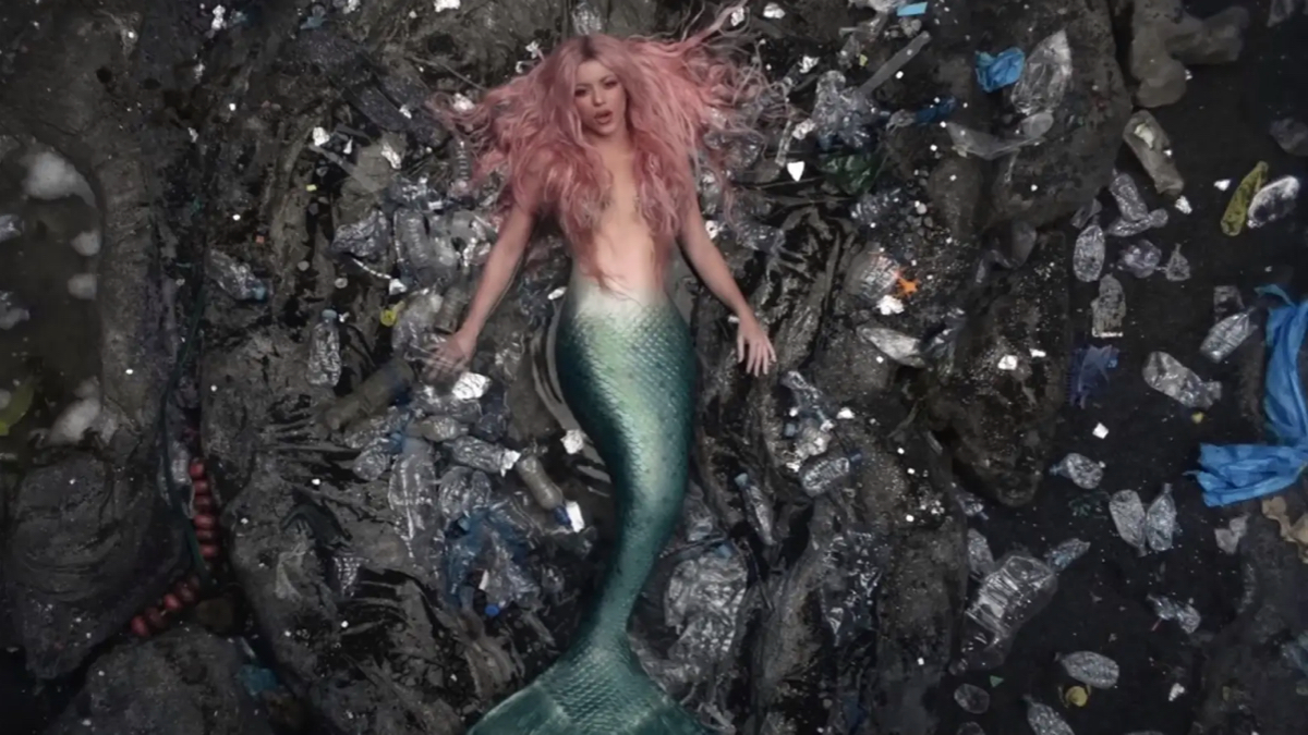 Shakira en el videclip de Copa Vacía