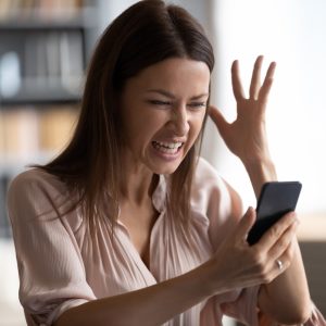 Una mujer desesperada al recibir llamadas spam.