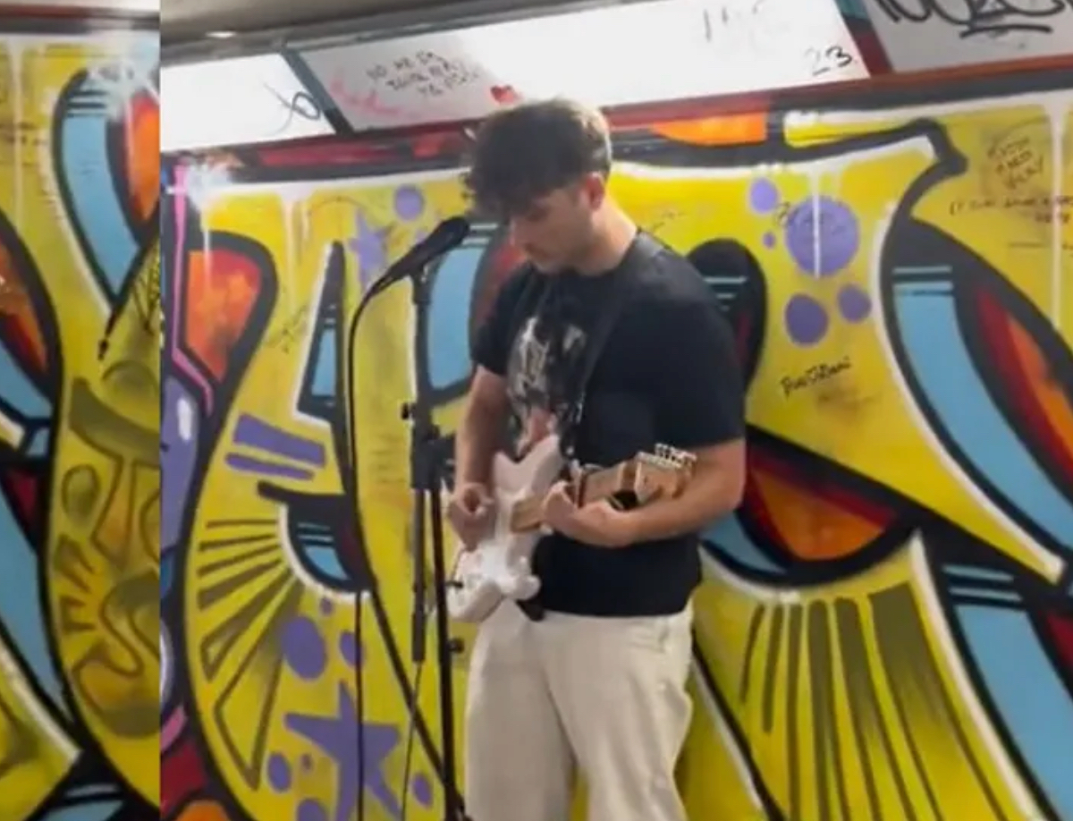 Concursante de Operación Triunfo cantando en el metro