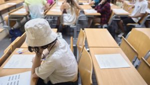 Una chica haciendo el examen de Selectividad.