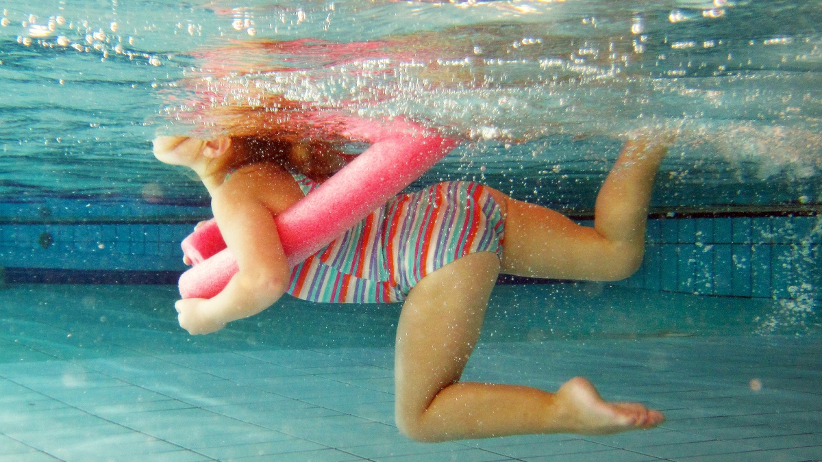 La advertencia de la OCU sobre la seguridad de los niños en la playa o la piscina