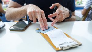 Las 13 malas prácticas en bares, según la OCU