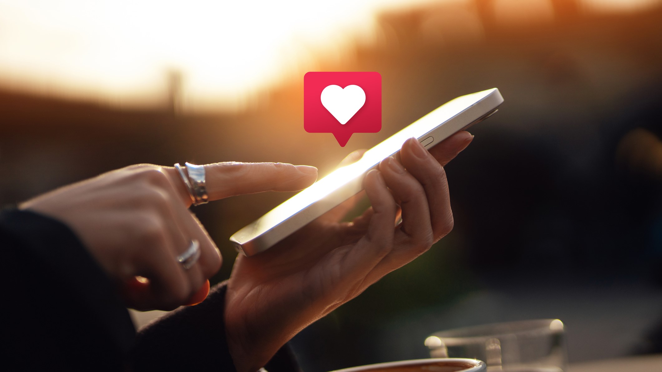 Una persona conectando con otra a través de las apps de citas.