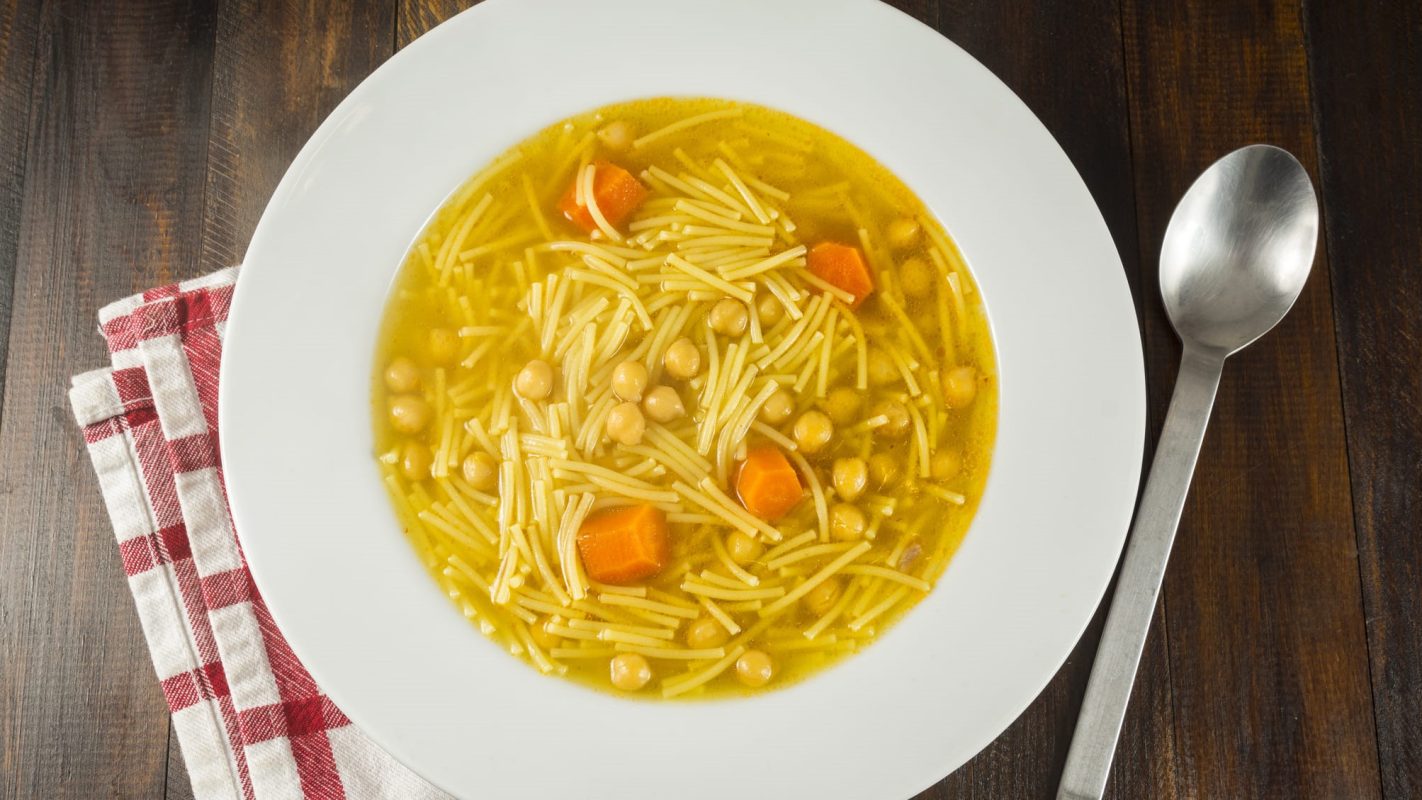 Sopa de fideos con garbanzos y zanahoria. tik tok