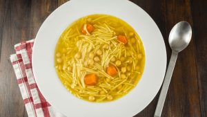 Sopa de fideos con garbanzos y zanahoria. tik tok