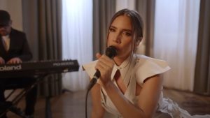 India Martínez en el videoclip de Nuestro Mundo