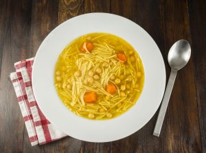 Sopa de fideos con garbanzos y zanahoria.