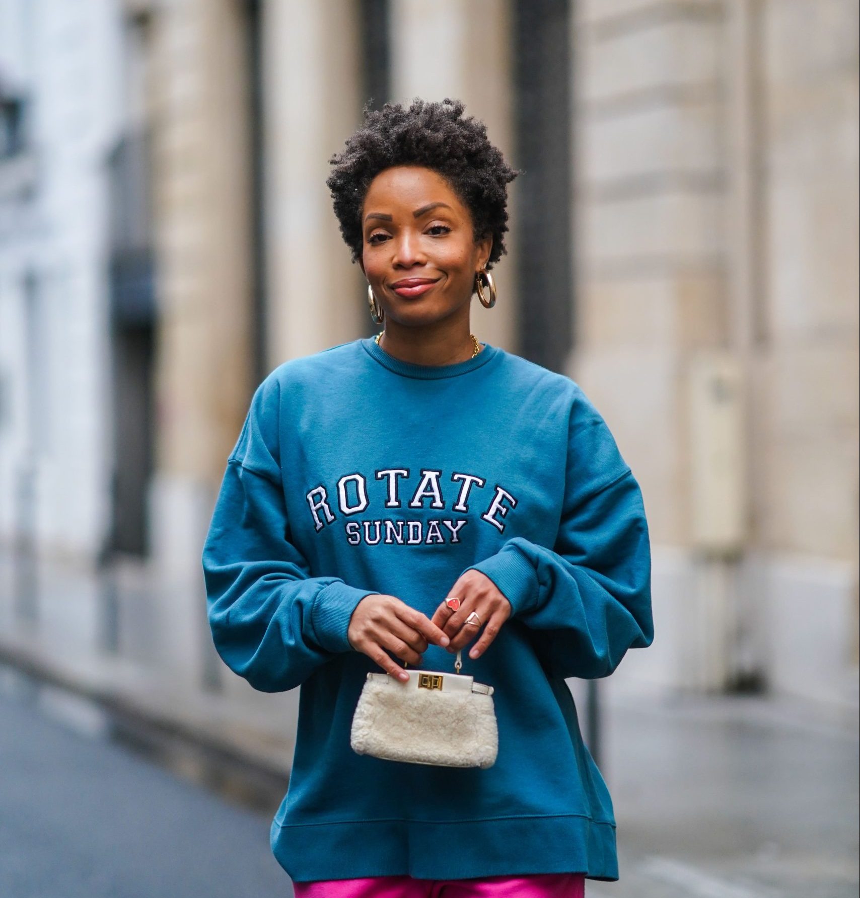 Una chica llevando una sudadera gigante.