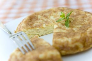 Se investiga un brote de botulismo por el consumo de una tortilla de patata envasada.