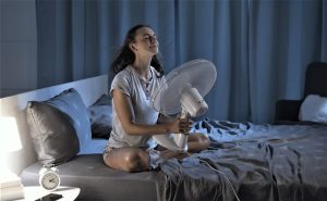 Una chica con el ventilador encendido toda la noche.