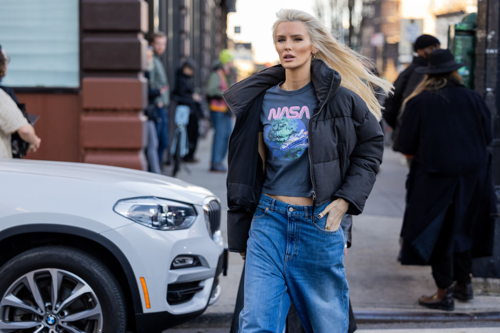 Kate Davidson Hudson con una camiseta de la NASA.