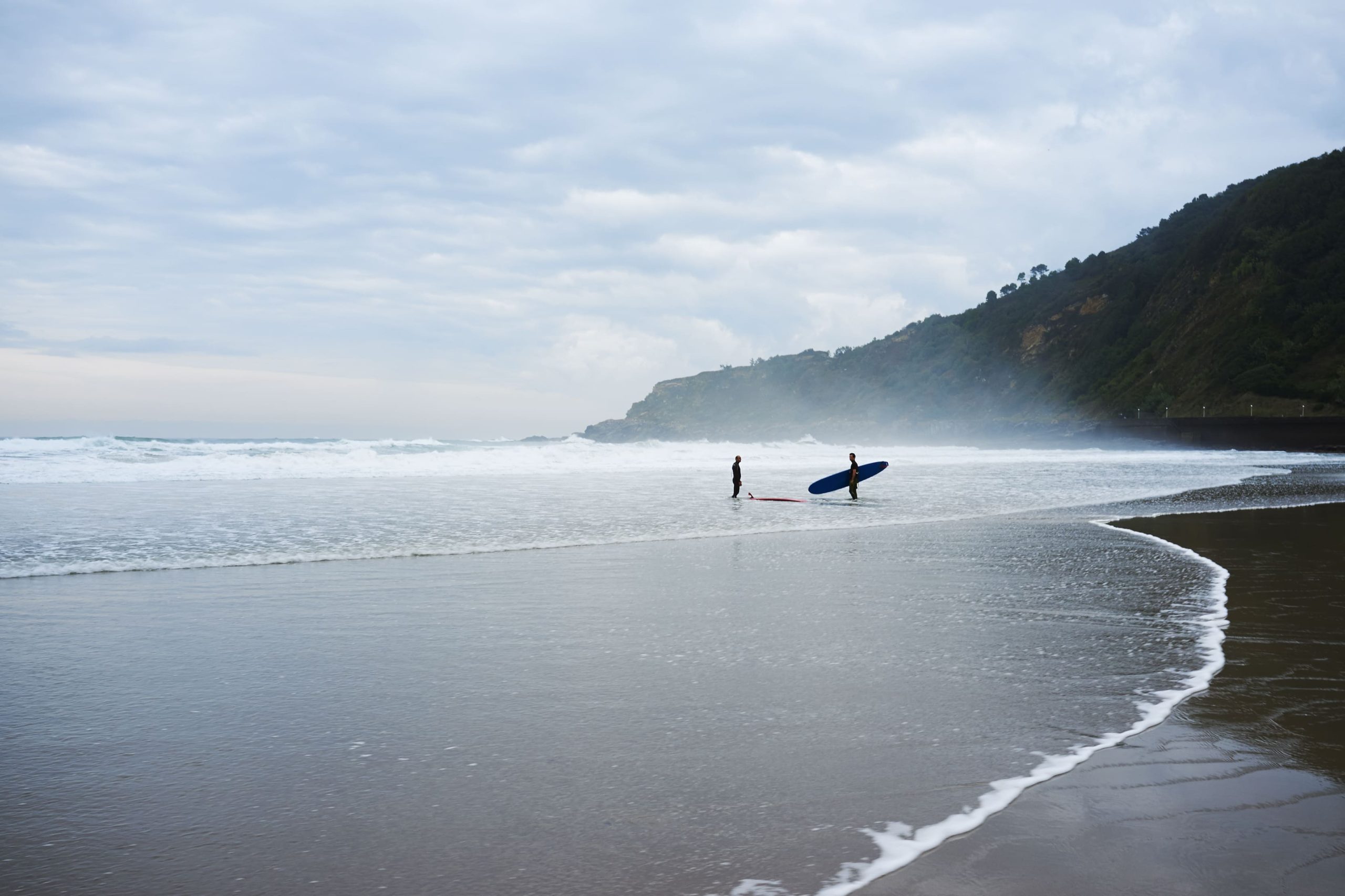 Surfistas en la playa de Laga.