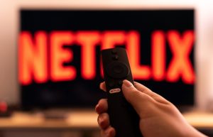 Una persona viendo en la televisión Netflix.