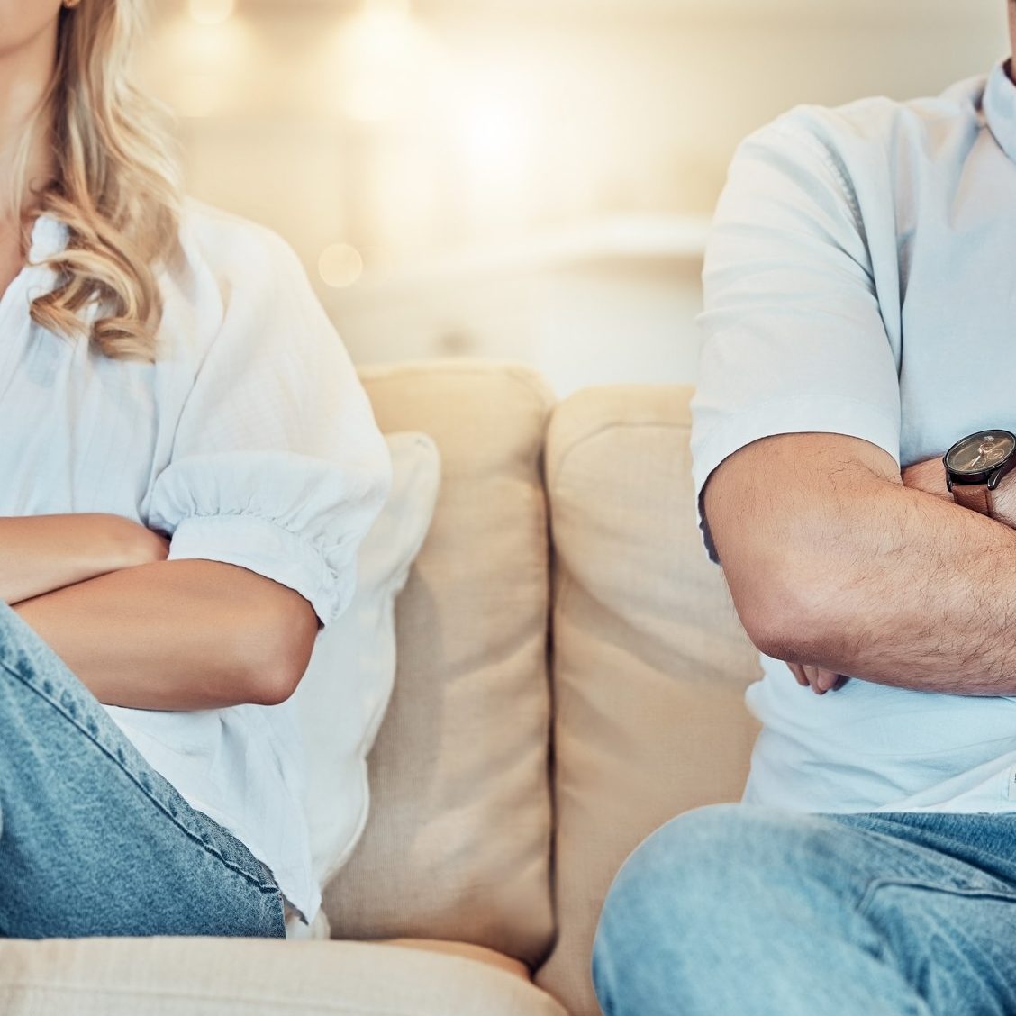 Una pareja enfadada sentada en el sofá.