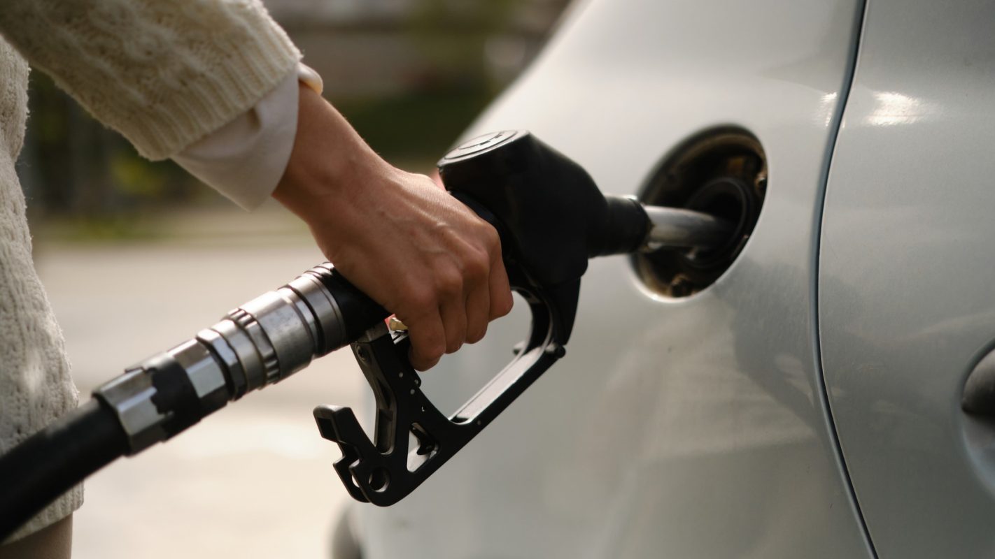 Una chica repostando en las gasolineras.