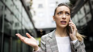 Una chica enfadada al recibir una llamada y saber que es una estafa.