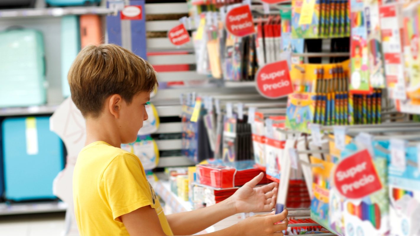 Un niño mirando el material escolar antes de empezar el curso.