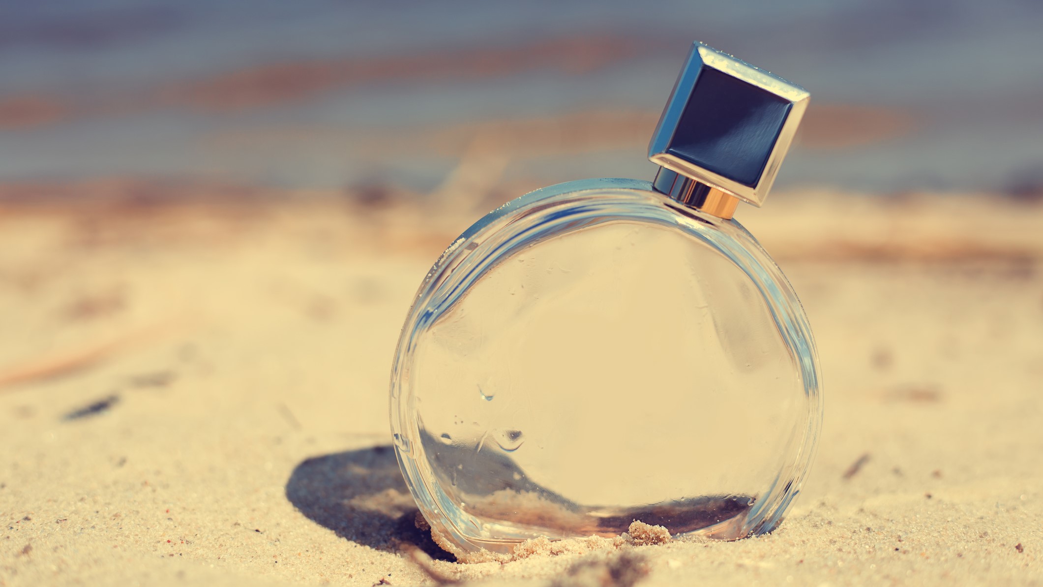 Un perfume metido en la arena de la playa.