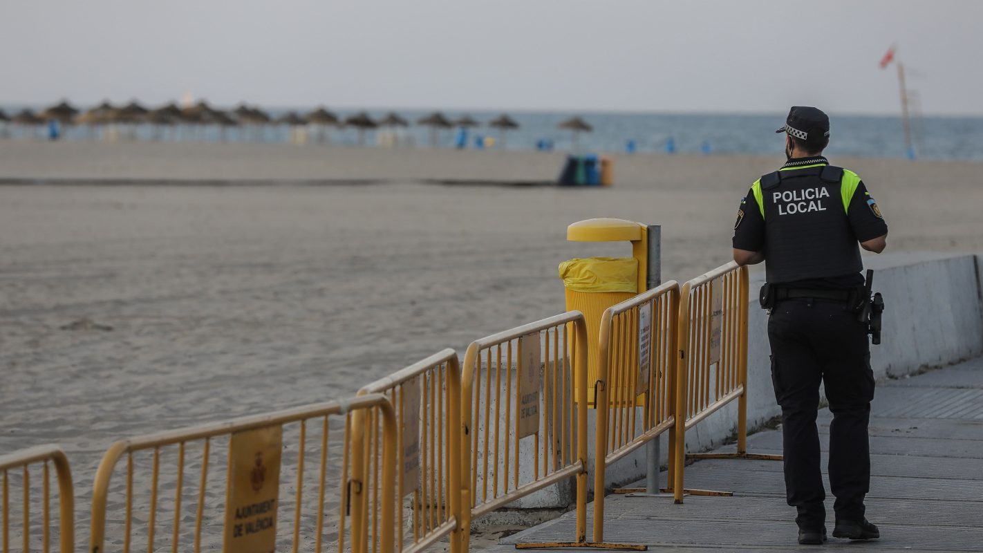 Un policía local observando todo lo que sucede en la playa.