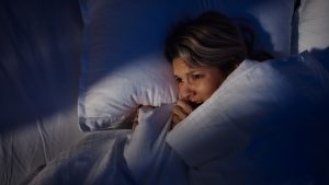 Una chica asustada se despierta a mitad de la noche tras soñar con serpientes.