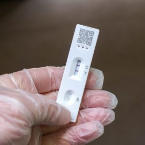 Una persona se hace un test Covid-19 y da positivo.