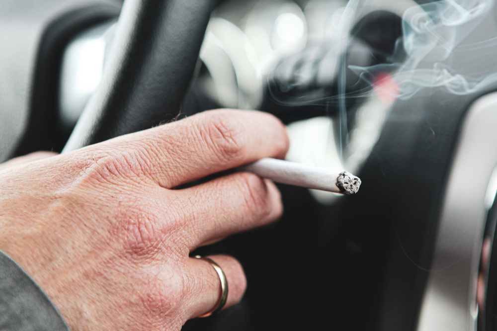 ¿Es legal fumar conduciendo?