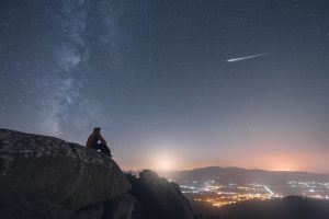 Un chico observando las Perseidas desde las afueras de la ciudad.
